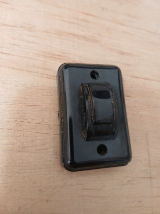 Interruptor antiguo negro
