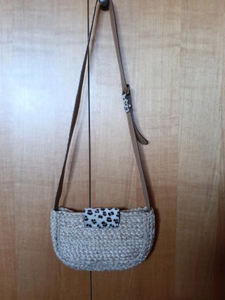 Bolso de mimbre con estampado animal print
