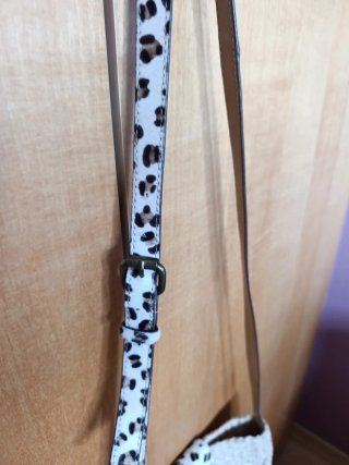 Bolso de mimbre con estampado animal print