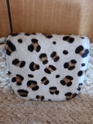 Bolso de mimbre con estampado animal print
