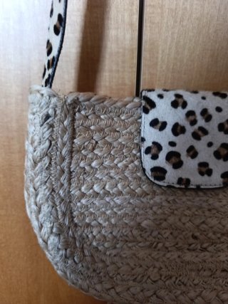 Bolso de mimbre con estampado animal print