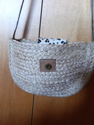 Bolso de mimbre con estampado animal print