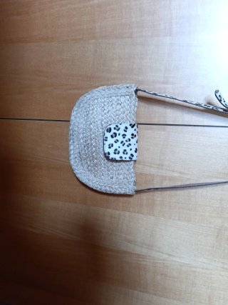 Bolso de mimbre con estampado animal print