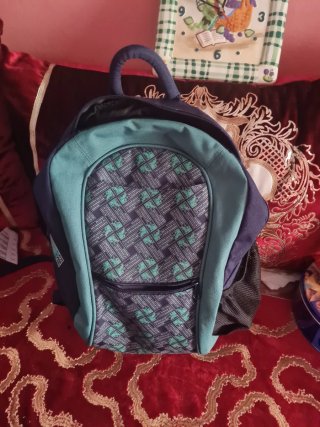Mochila azul y verde con estampado