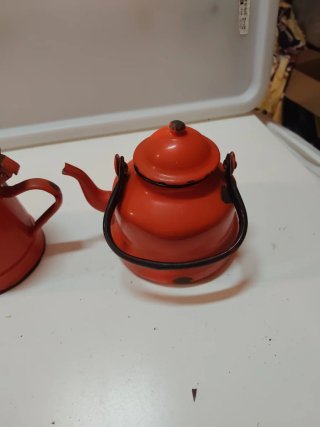 Set di due antiche caffettiere rosse