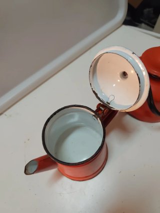 Set di due antiche caffettiere rosse