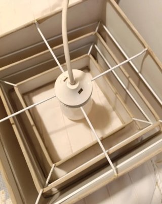 Lámpara de salón beige y blanca,3 dimensiones