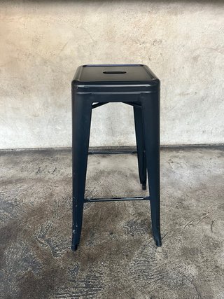 Taburete alto negro tipo Tolix