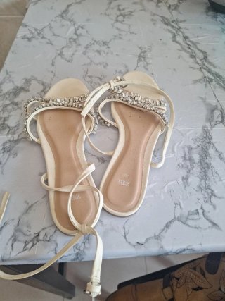 Sandalias Beige con Pedrería y Tiras