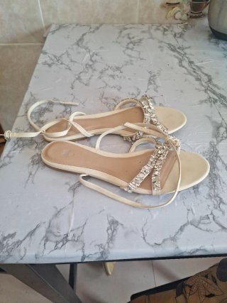 Sandalias Beige con Pedrería y Tiras