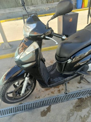 Honda SH 300i Scooter Negra en muy buen estado