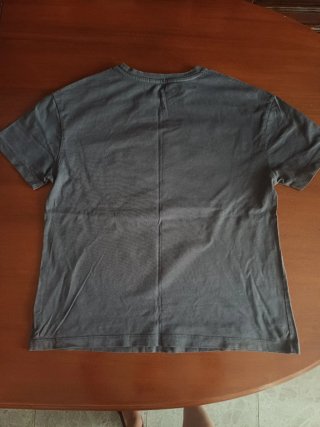 Camiseta gris con estampado floral