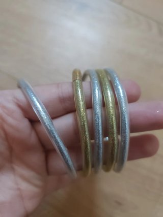 Pulseras doradas y plateadas