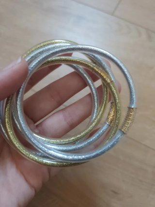 Pulseras doradas y plateadas