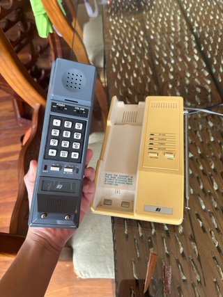 Teléfono inalámbrico antiguo con base
