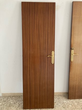 Puerta de madera con manilla dorada