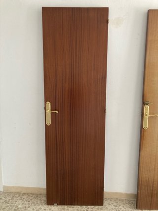 Puerta de madera con manilla dorada