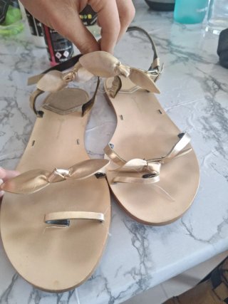 Sandalias doradas con lazo