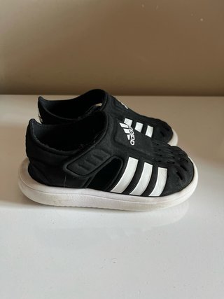 Sandalias Adidas niño negras y blancas Talla 27