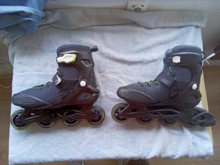 Patines en línea negros con cordones verdes