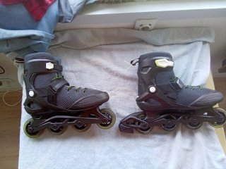 Patines en línea negros con cordones verdes