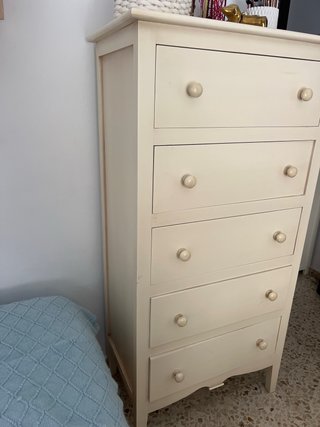Cómoda rústica lacada beige envejecida