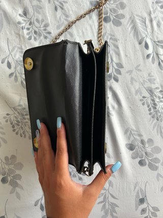 Bolso bandolera negro con detalle de ciervo dorado