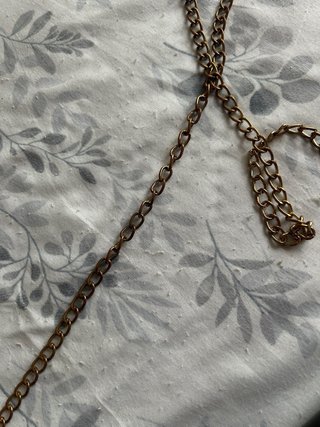 Bolso bandolera negro con detalle de ciervo dorado