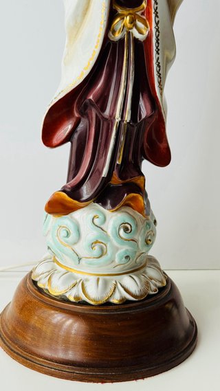 Lámpara de porcelana con figura oriental