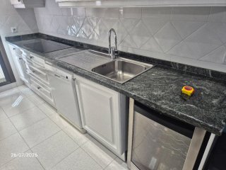 Cocina lacada y encimera marmol