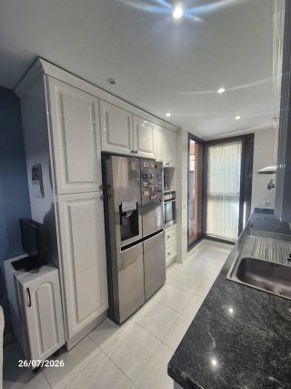 Cocina lacada y encimera marmol