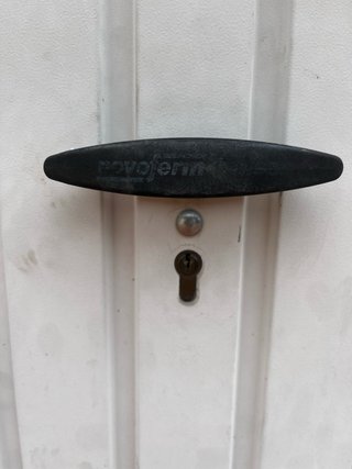 Puerta de garaje abatible