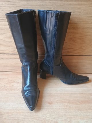 Botas elegantes de piel negras