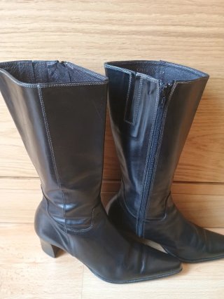Botas elegantes de piel negras