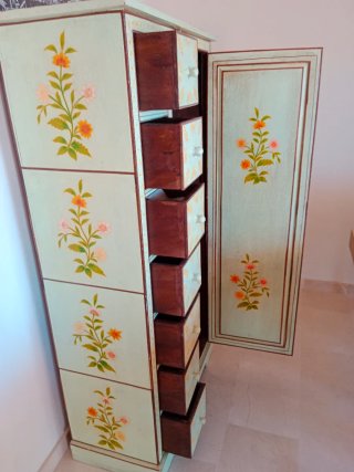 Armario de madera pintado floral