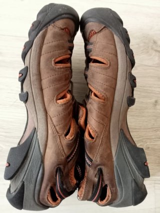 Sandalias KEEN impermeables marrones y naranjas
