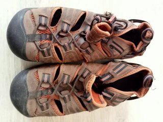 Sandalias KEEN impermeables marrones y naranjas