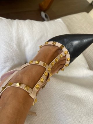 Zapatos de tacón con tachuelas