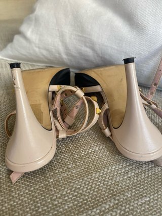 Zapatos de tacón con tachuelas