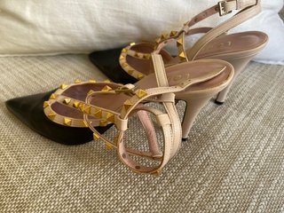 Zapatos de tacón con tachuelas
