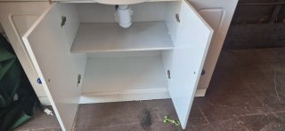 Mueble de baño blanco con mármol