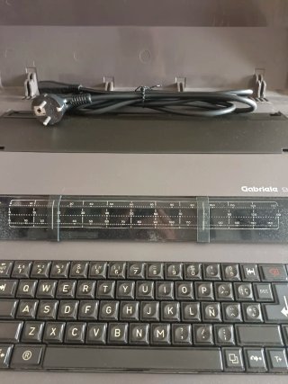 Máquina de escribir eléctrica Gabriele 9