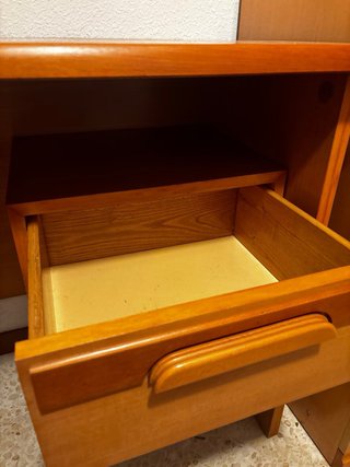 Escritorio de madera con cajones