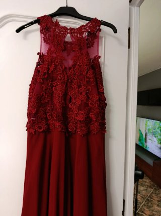 Vestido de fiesta rojo con encaje