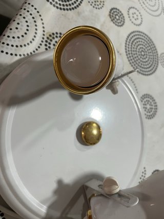 Lámpara de techo blanca y dorada