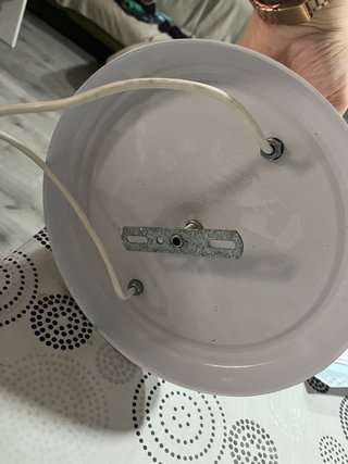 Lámpara de techo blanca y dorada