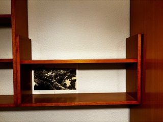 Estantería de madera marrón