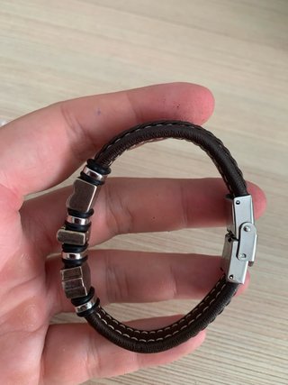 Pulsera cuero y acero con abalorios