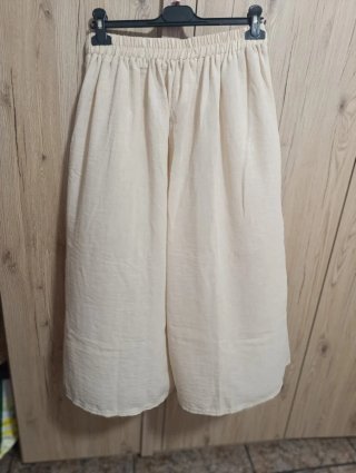 Pantalón culotte beige holgado con pinzas