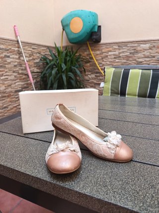 Zapatos comunión niña blancos y rosas